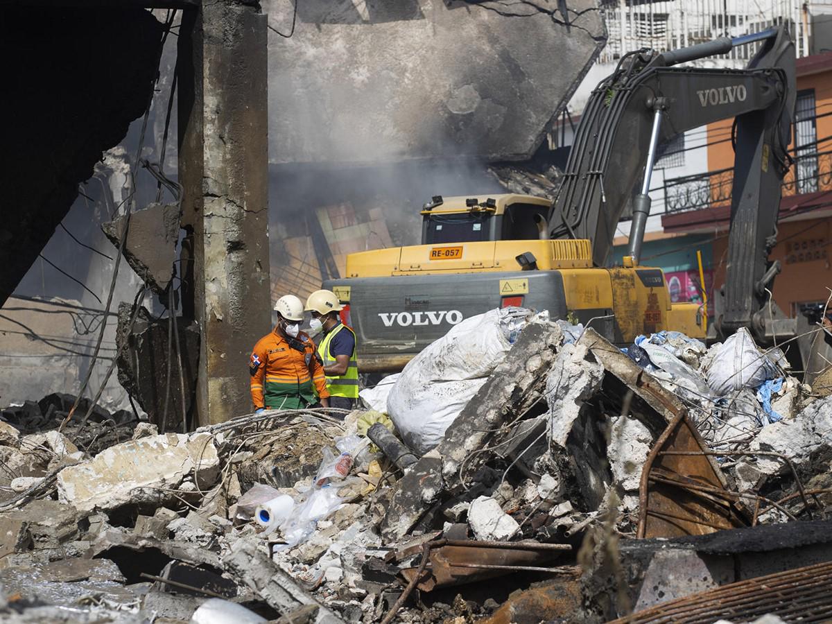 Decenas de personas han llegado a la zona de desastre, portando fotos de familiares desaparecidos.