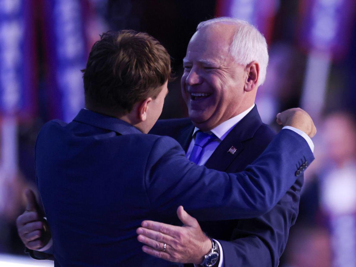 El gobernador de Minnesota junto a su hijo Gus Walz en la Convención Nacional Demócrata.