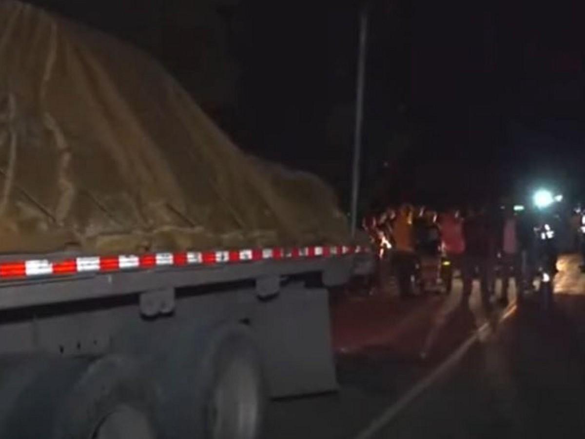 Muere motociclista al impactar contra rastra estacionada en carretera a El Jicarito