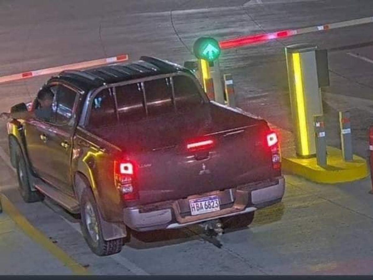 Momento en que Chávez salía del aeropuerto Palmerola.