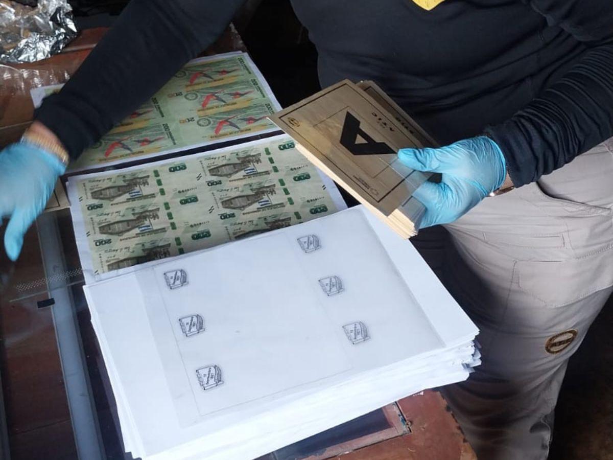 La banda criminal falsifica billetes nacionales y extranjeros.