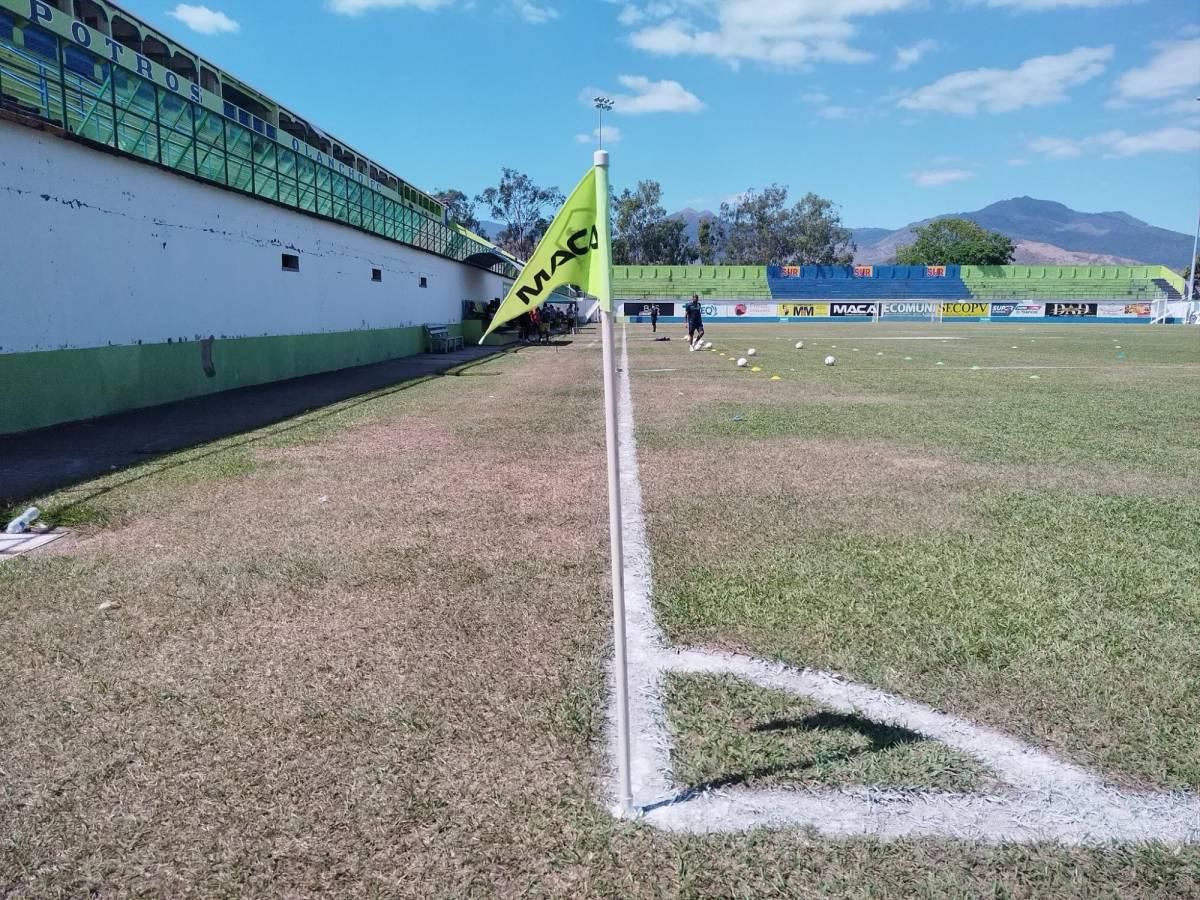 Comienzan los trabajos de cambio de engramillado en el estadio Juan Ramón Brevé