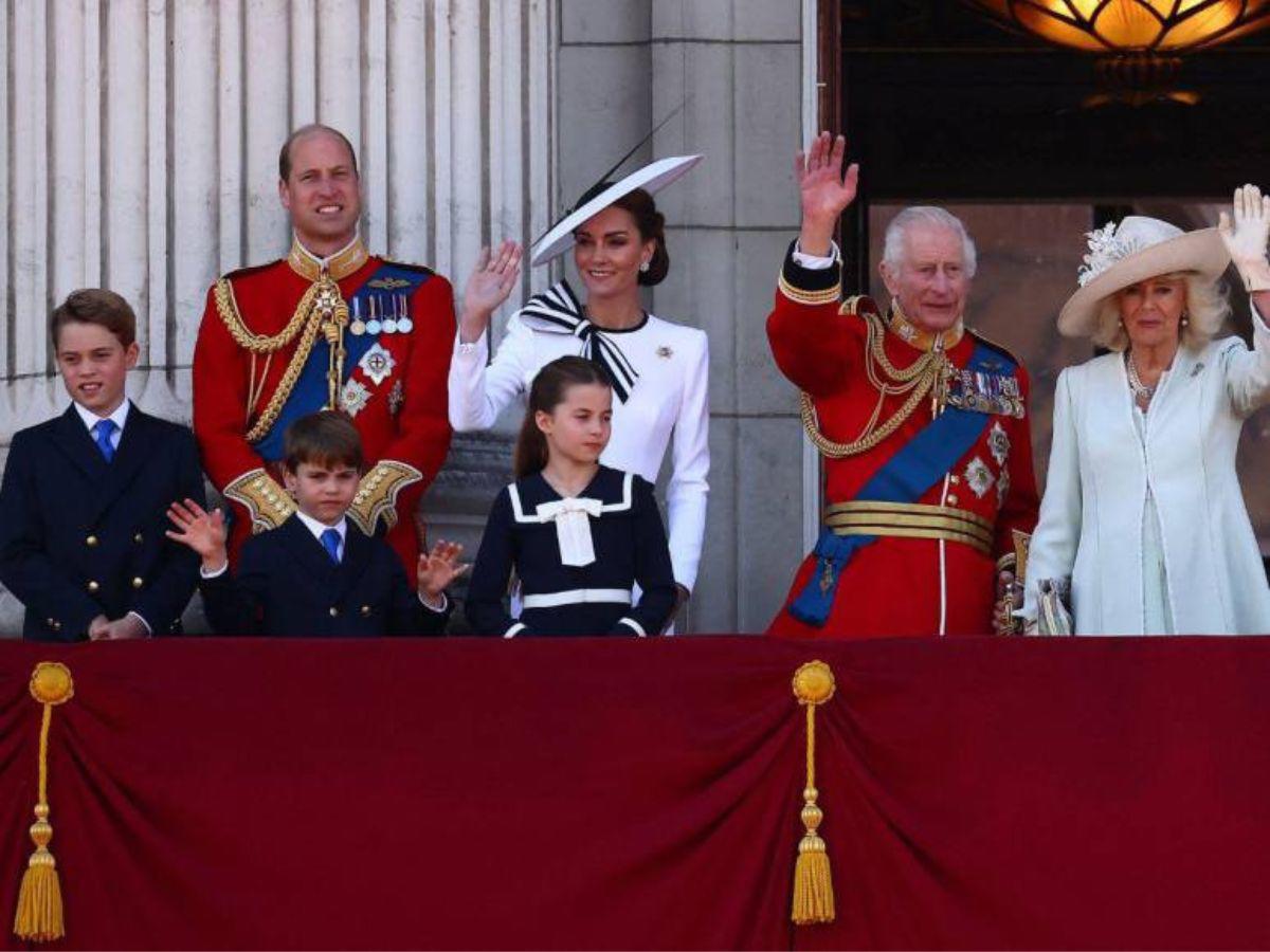 La celebración incluyó un desfile militar y una aparición de la familia real en el balcón del Palacio de Buckingham.