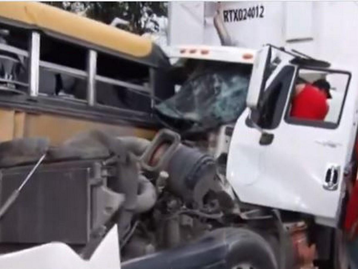 Rescatan a joven que había quedado atrapado entre rastra y bus en San Pedro Sula