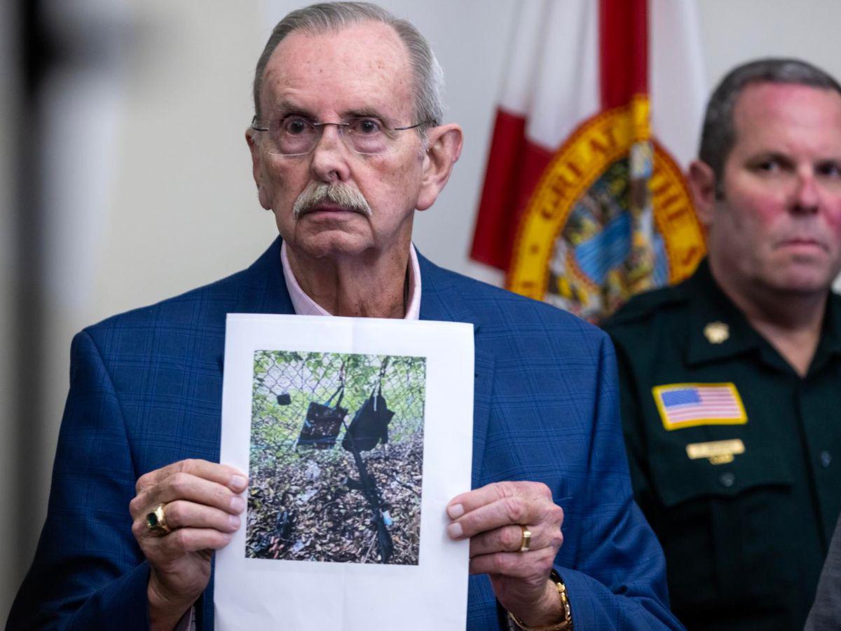 El sheriff Ric Bradshaw muestra una foto de los elementos que se encontraron junto a la valla del campo de golf perteneciente al expresidente Donald Trump en Palm Beach, Florida.