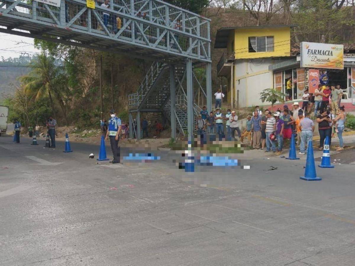 Mueren padre, madre e hija tras chocar su moto contra una rastra en Santa Bárbara