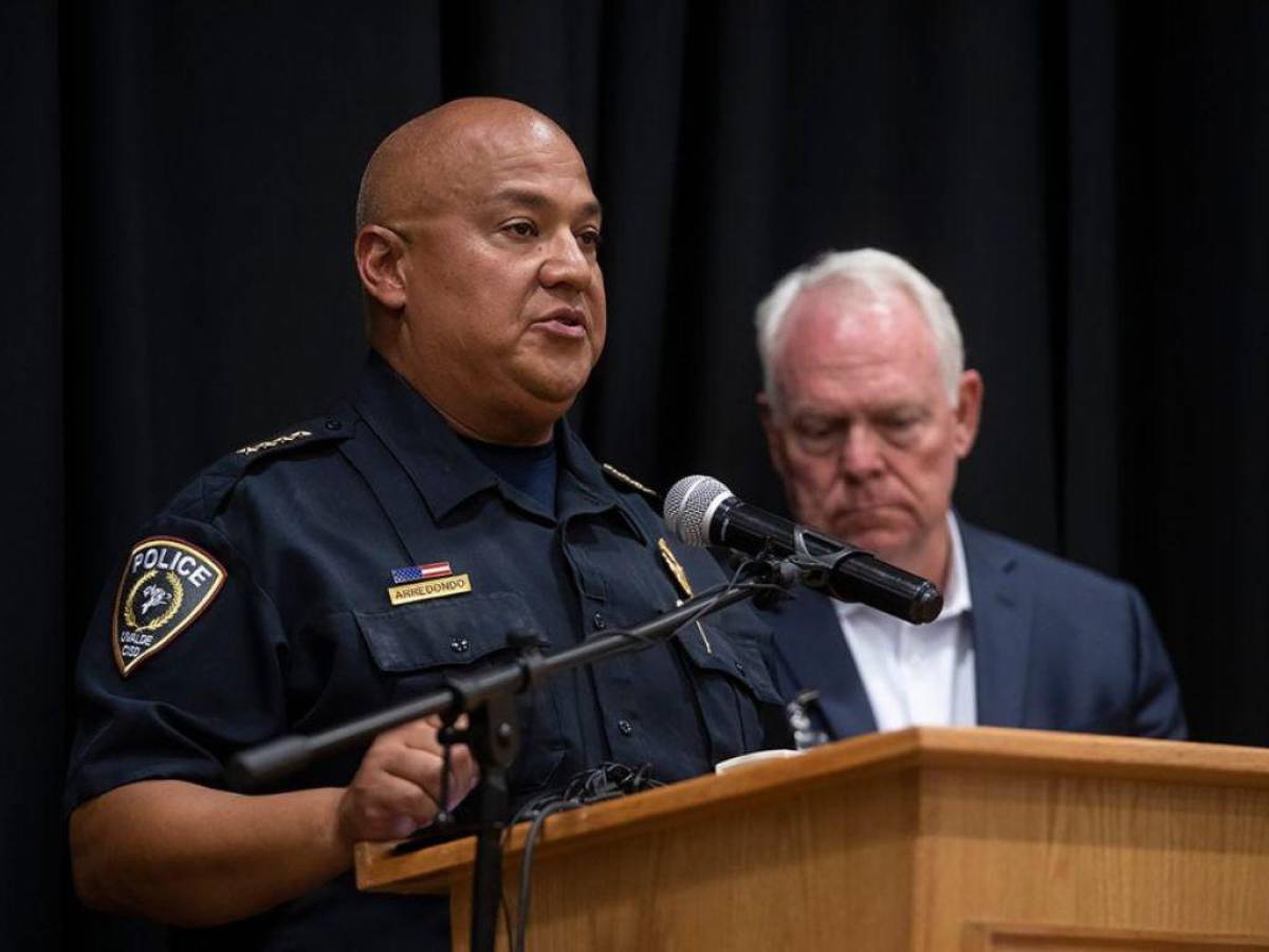 Despiden a policía a cargo de la respuesta al tiroteo en una escuela de Texas