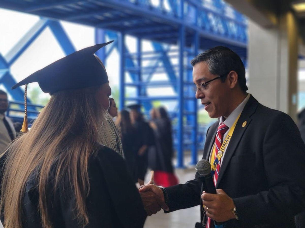 Graduaciones UNAH 2024: Estudiante no vidente y religiosa reciben sus títulos