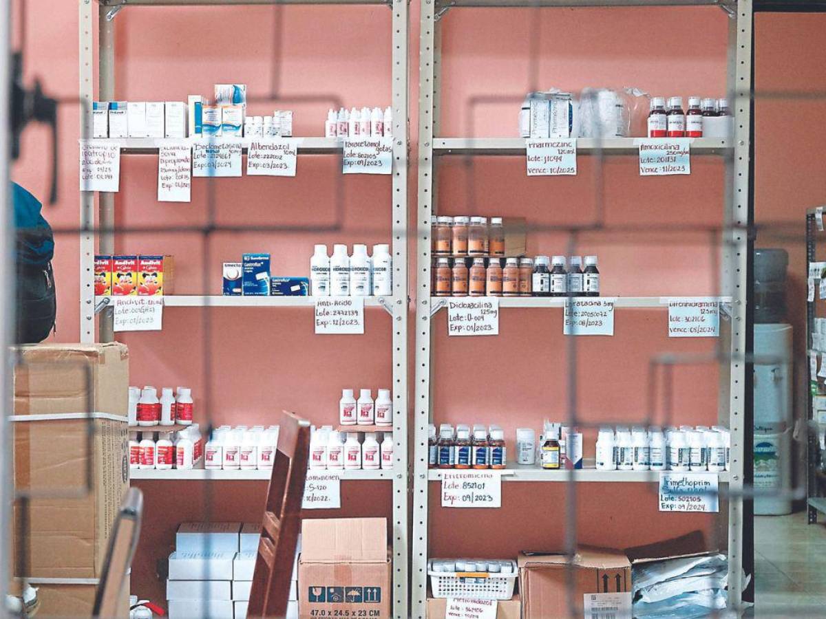 La mayoría de farmacias tienen un déficit del 50% de medicamentos; les piden a los pacientes comprar sus fármacos en lugares privados.