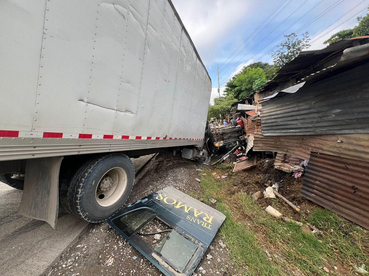 Accidente en Macuelizo deja cuatro heridos, tras choque entre busito y camión