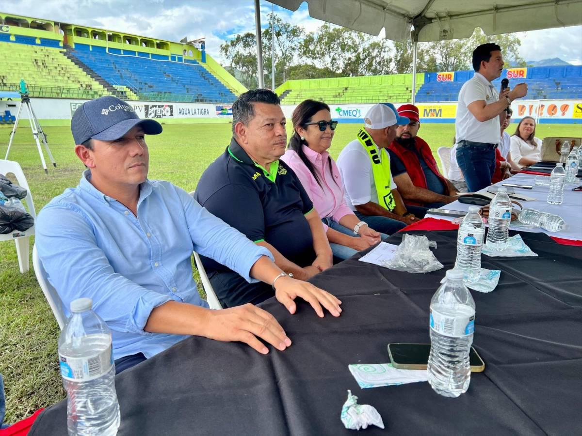 Comienzan los trabajos de cambio de engramillado en el estadio Juan Ramón Brevé