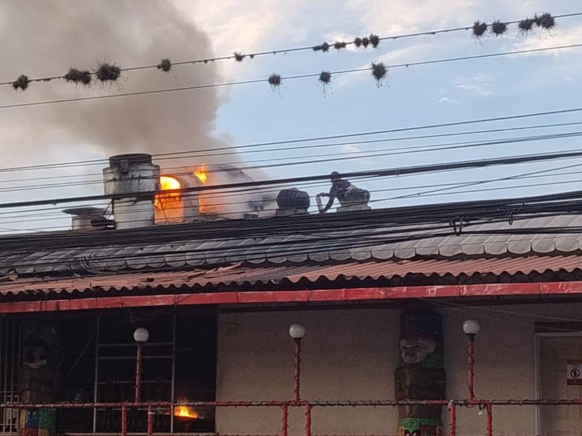 Imágenes del incendio en restaurante emblemático de Tegucigalpa; solo dejó daños materiales