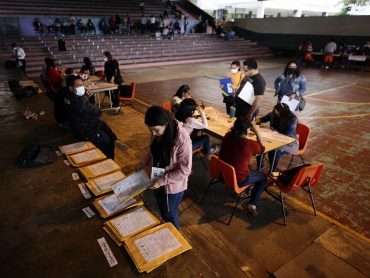 35 mil docentes hondureños buscan obtener una de las 14 mil plazas