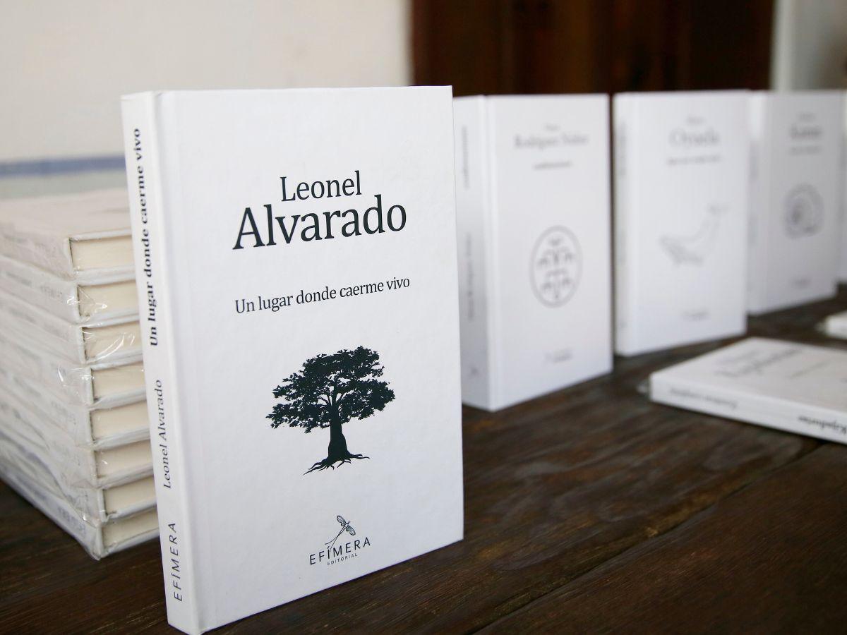 La segunda edición de “Un lugar donde caerme vivo”, que reúne poesía publicada e inédita de Alvarado, se agotó en el marco del festival.
