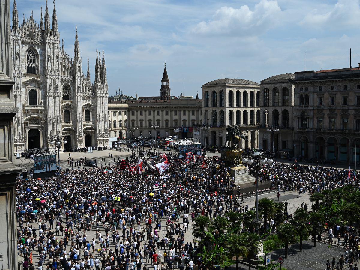 Miles se apostaron frente a la catedral donde se realiza el funeral del Estado.