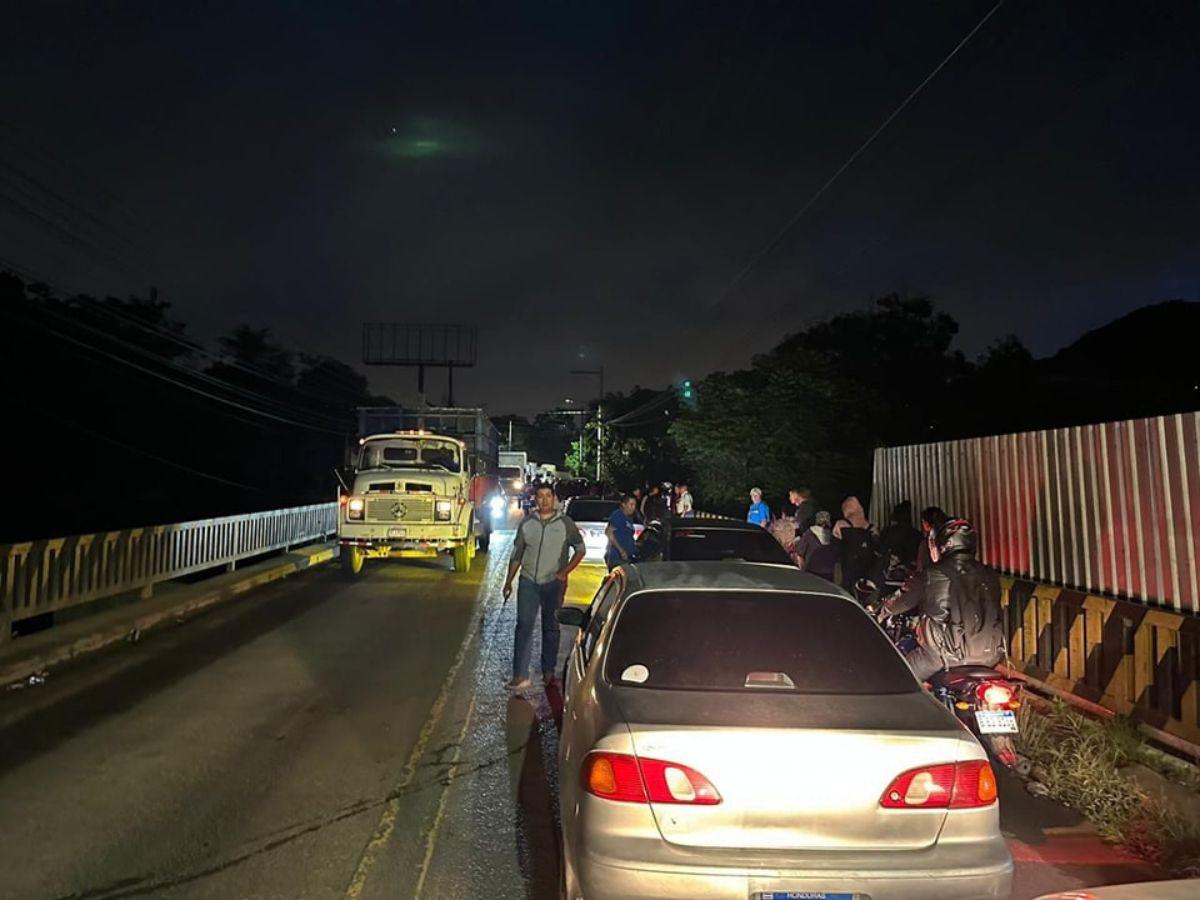 Tomada amanece salida al sur de la capital; exigen ampliar carretera