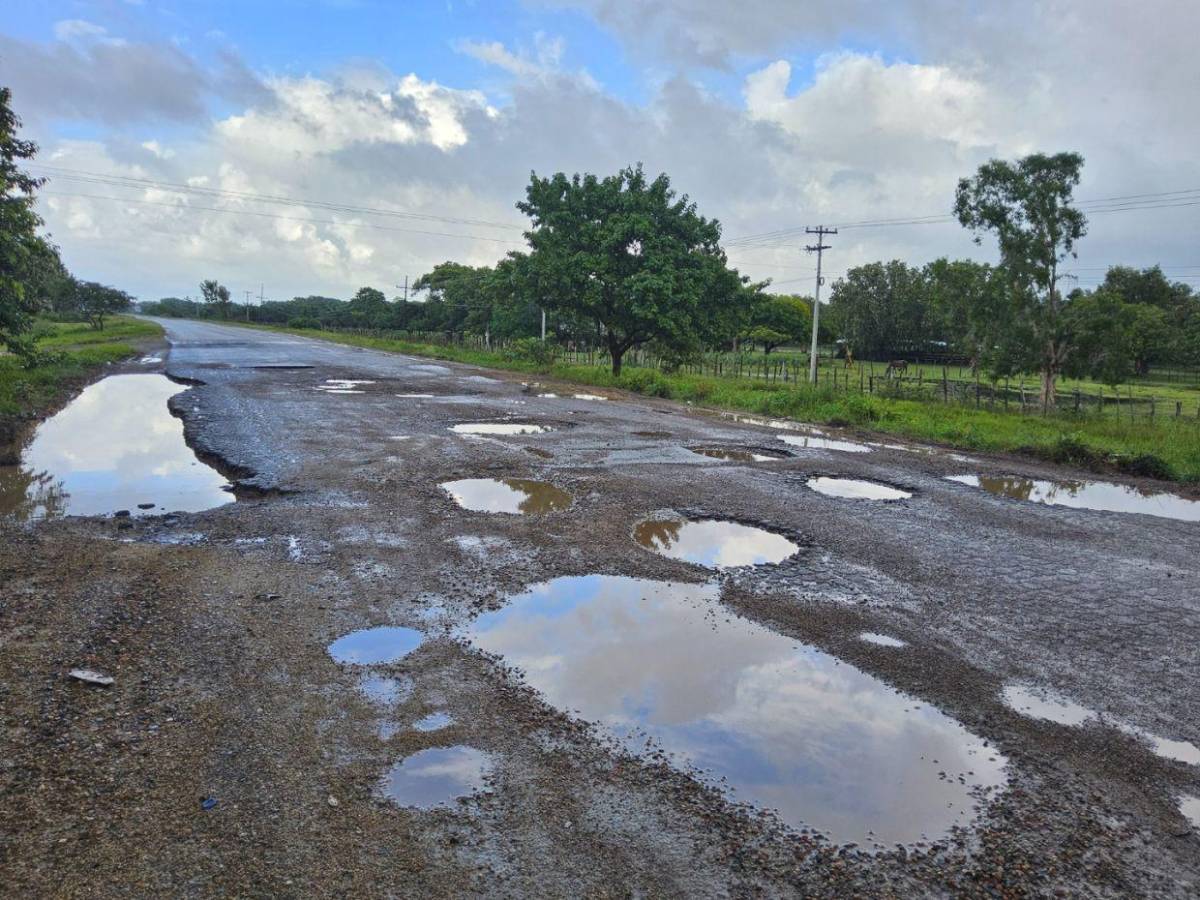 ¡Un peligro! Destrozada carretera hacia zonas turísticas de Atlántida y Colón