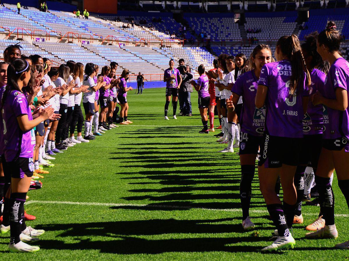 Jenni Hermoso recibe homenaje en su regreso al fútbol mexicano