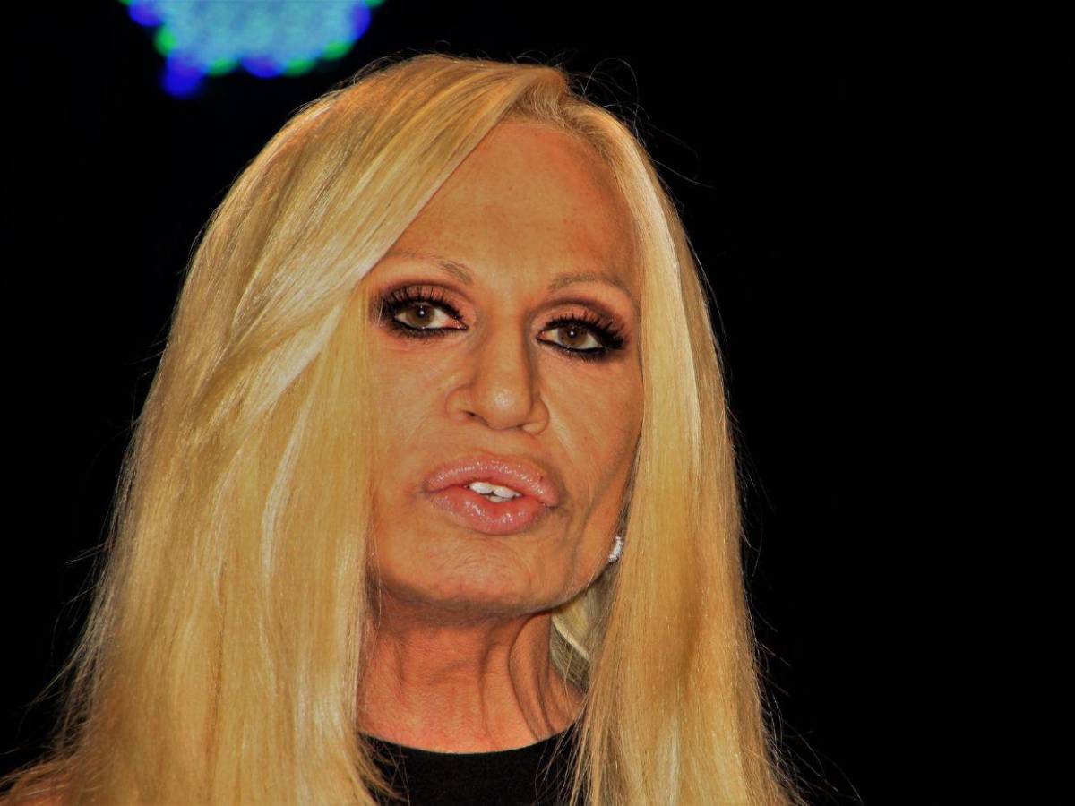 Donatella Versace y su “nuevo rostro” dividen a sus fanáticos en redes