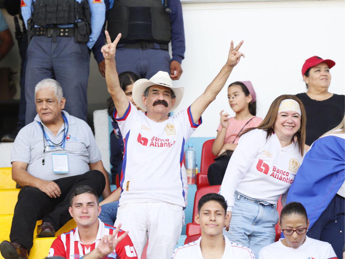 Llenazo en el Chelato Uclés a una hora de que arranque el partido entre Olimpia y Marathón.