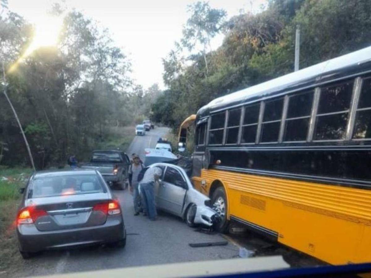 Conductor muere tras impactar contra autobús en Macuelizo, Santa Bárbara