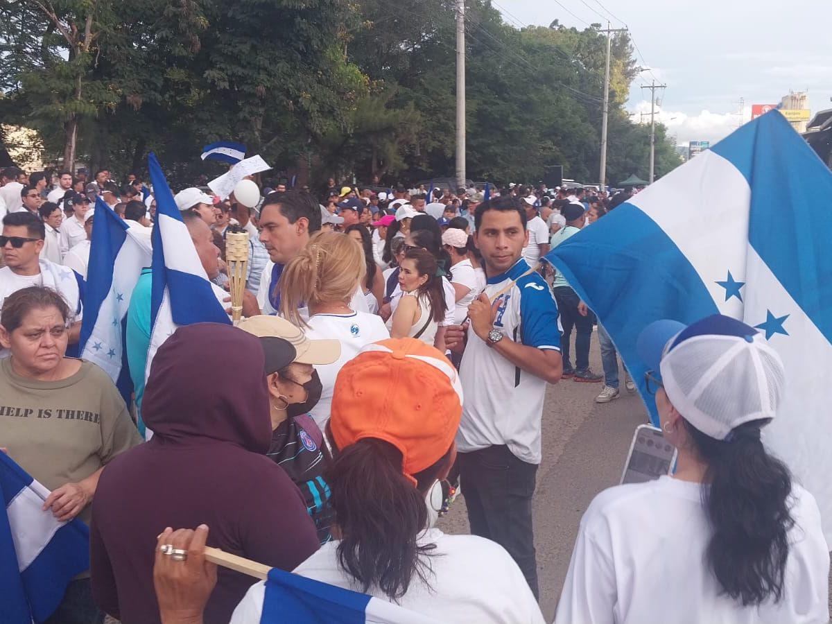 Oposición marcha exigiendo renuncia de Xiomara Castro en bulevar Kennedy