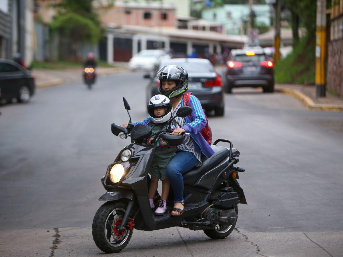 Prudencia al volante: las mujeres marcan la diferencia en el manejo de motocicletas