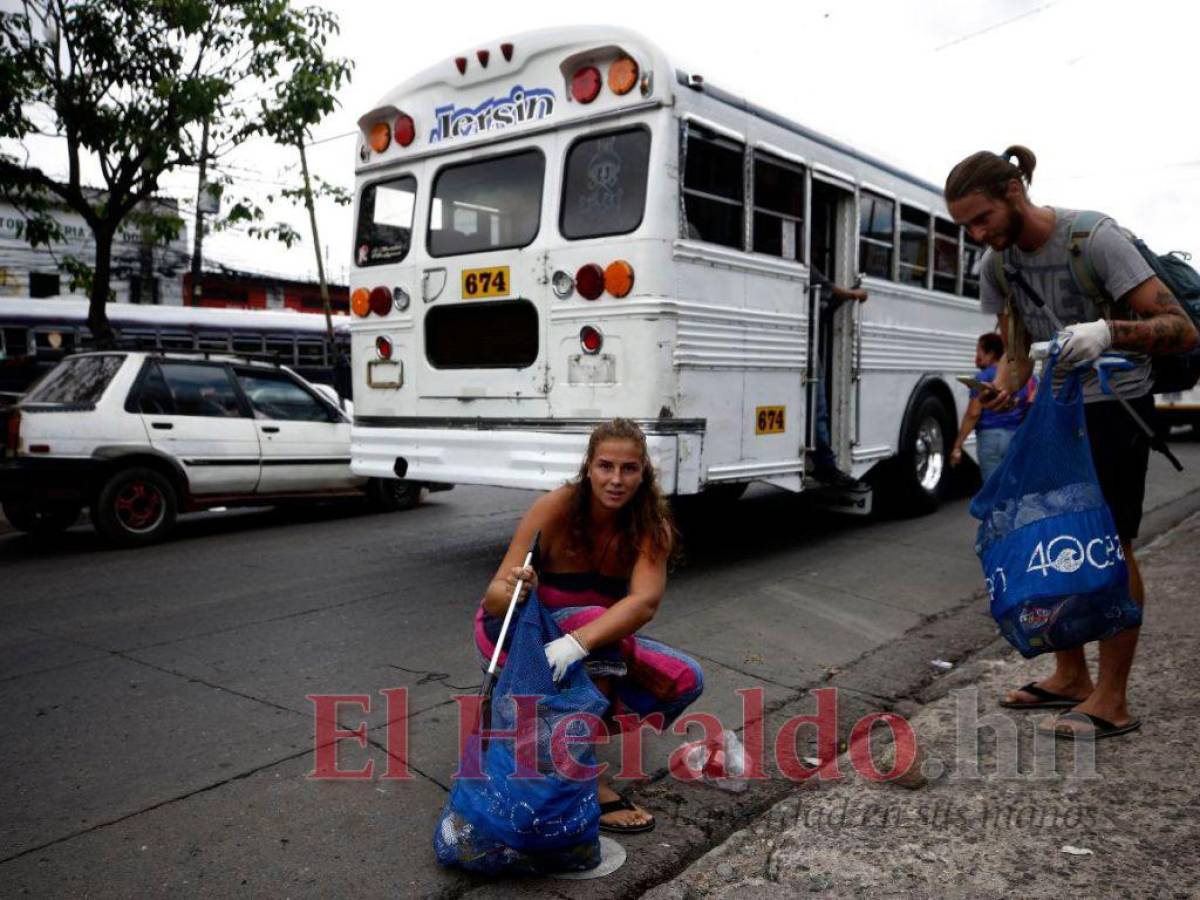 Los también tiktokers recorrieron varios sectores de la capital para recoger la basura.