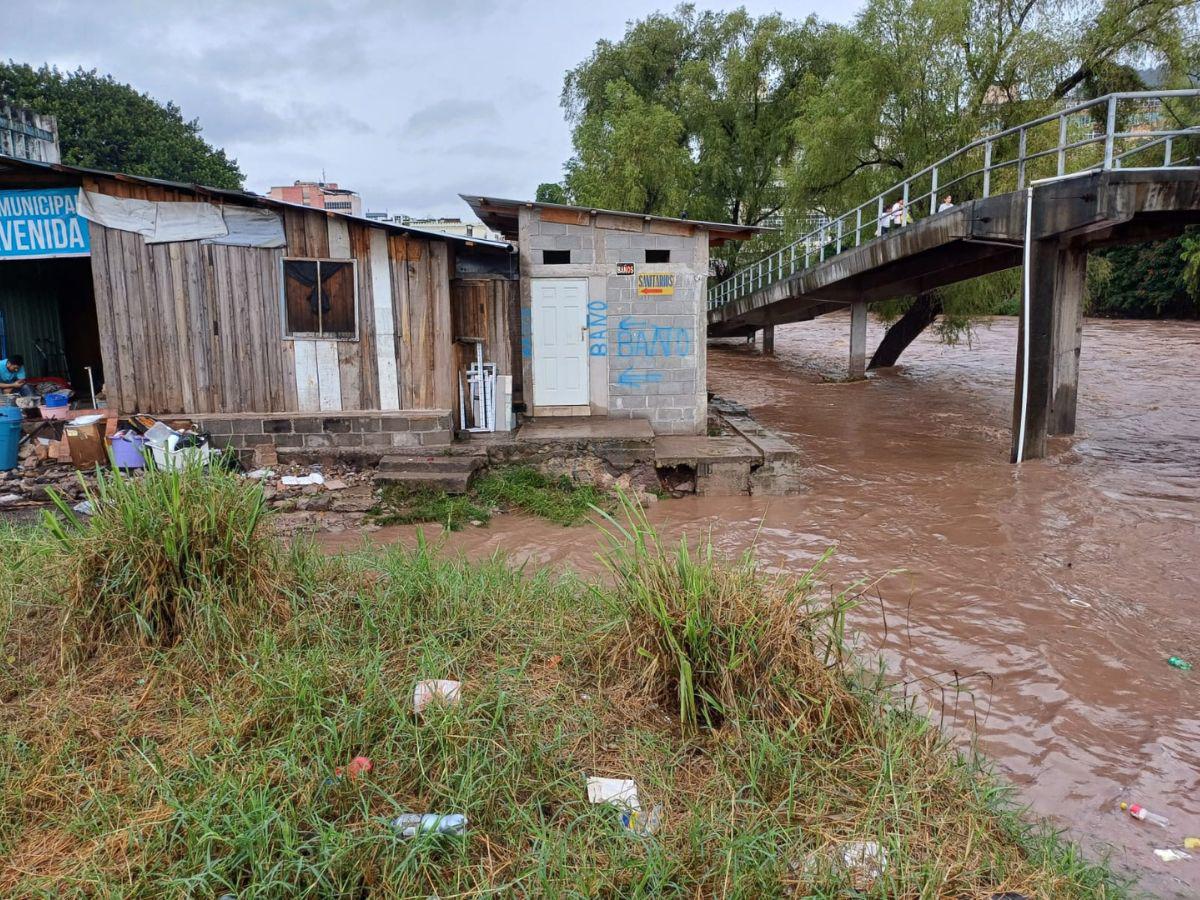 Evacuan a vendedores del mercado Primera Avenida por crecida del río Choluteca