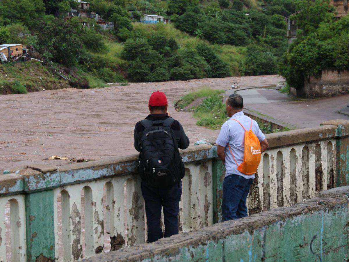 Evacuan a vendedores del mercado Primera Avenida por crecida del río Choluteca