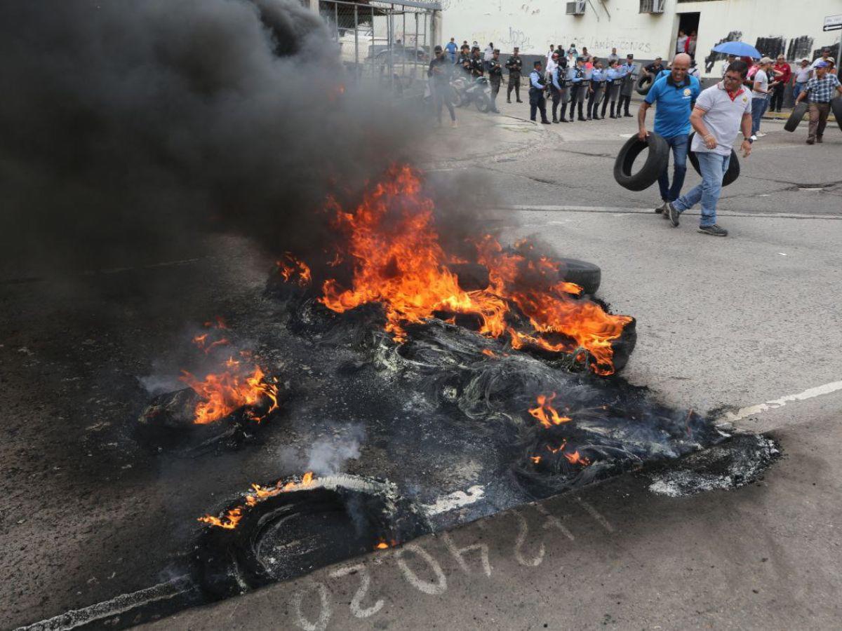 Empleados del SANAA protestar para que sus exigencias sean resueltas.