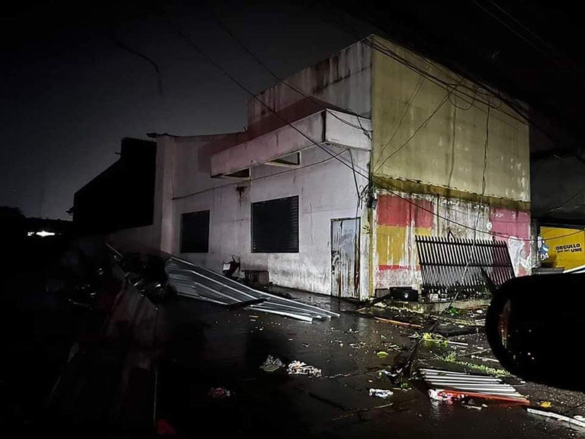 Postes caídos, calles cerradas  y casas dañadas dejan vientos huracanados en Puerto Cortés