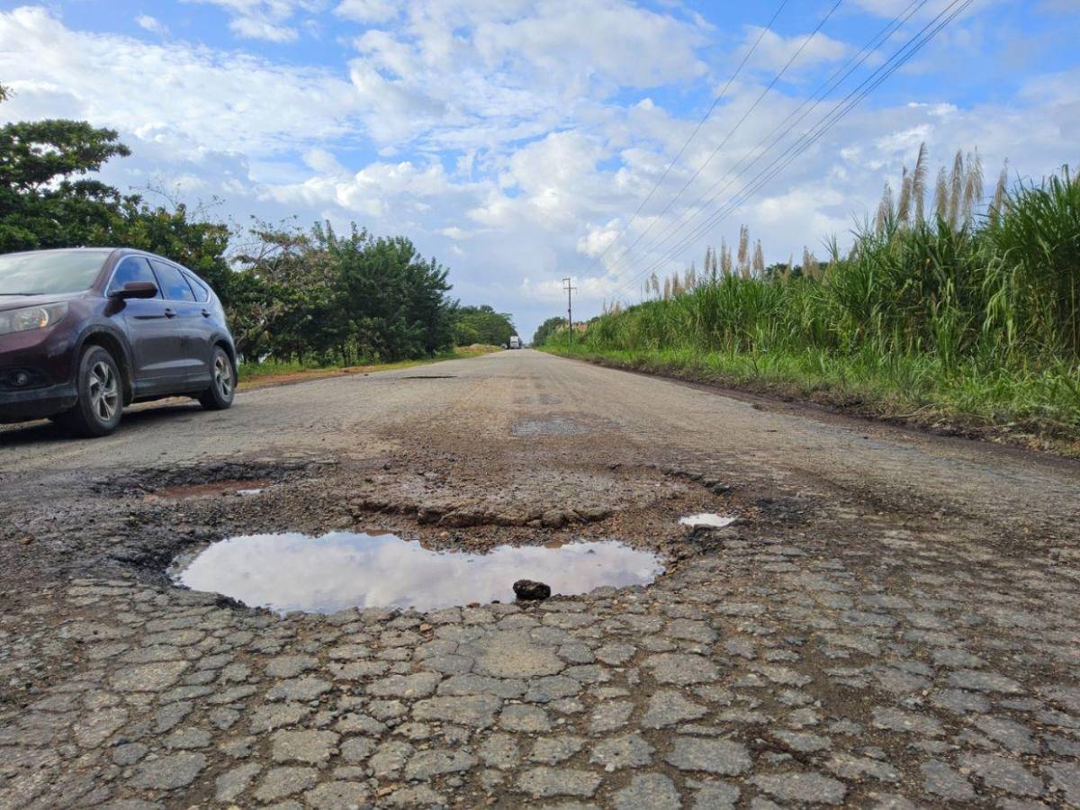 ¡Un peligro! Destrozada carretera hacia zonas turísticas de Atlántida y Colón