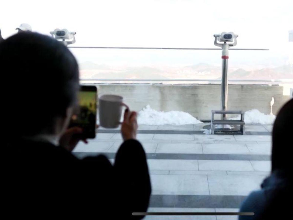 Starbucks desde su nueva cafetería en Corea del Sur ofrece un vistazo a la vida norcoreana