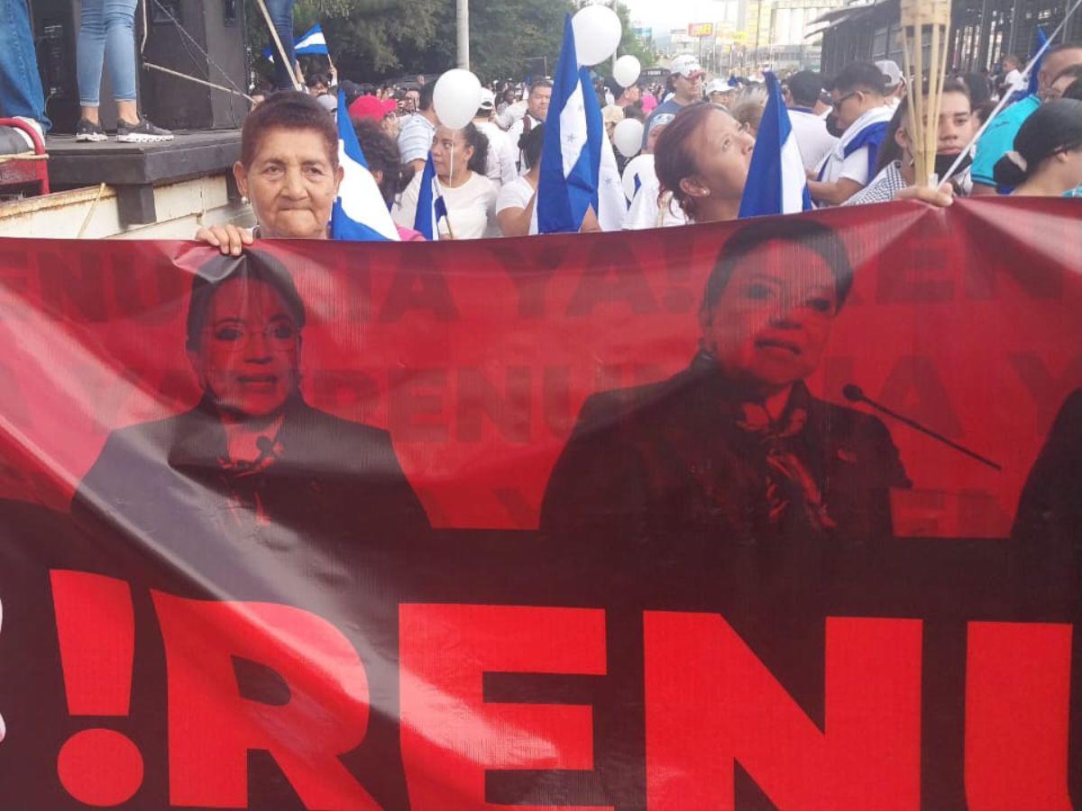 Oposición marcha exigiendo renuncia de Xiomara Castro en bulevar Kennedy