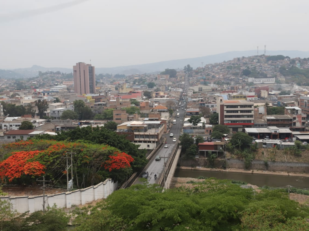 Los cielos se muestran levemente despejados en el territorio capitalino en el puente Juan Ramón Molina.