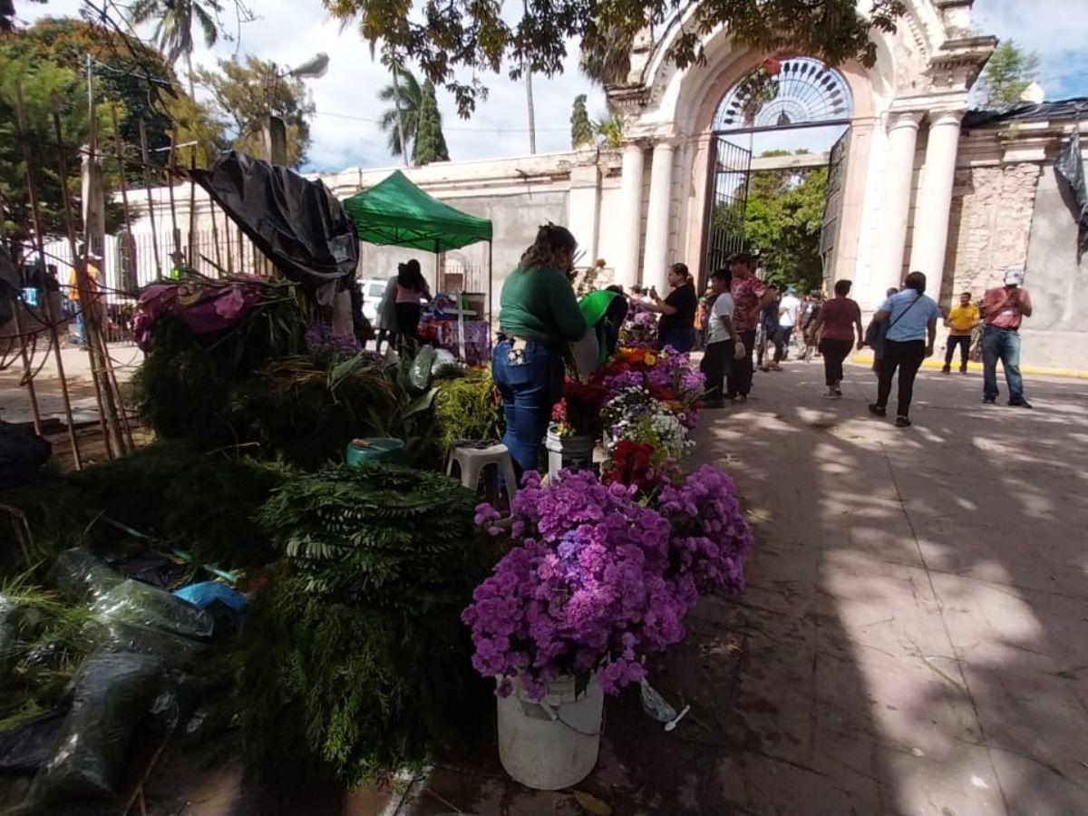 Con flores, globos y alfombras: capitalinos conmemoran el Día de Difuntos