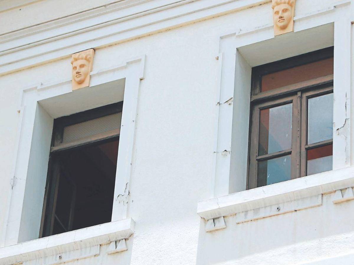 Las ventanas están abiertas y su interior es ocupado por animales; es un refugio natural.