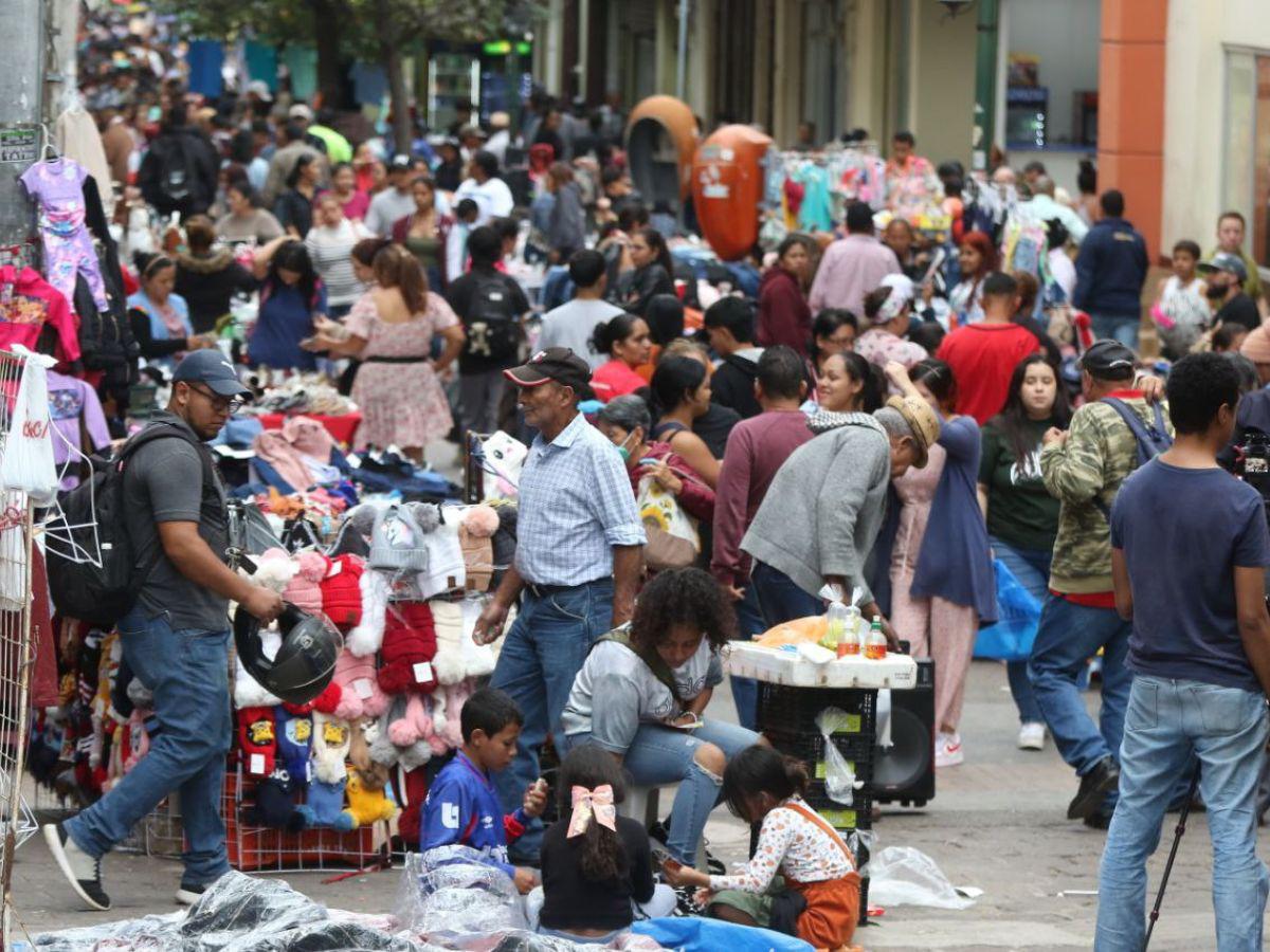 ¡Ni caminar se puede! Así se encuentra el Centro de la capital justo antes de Nochebuena