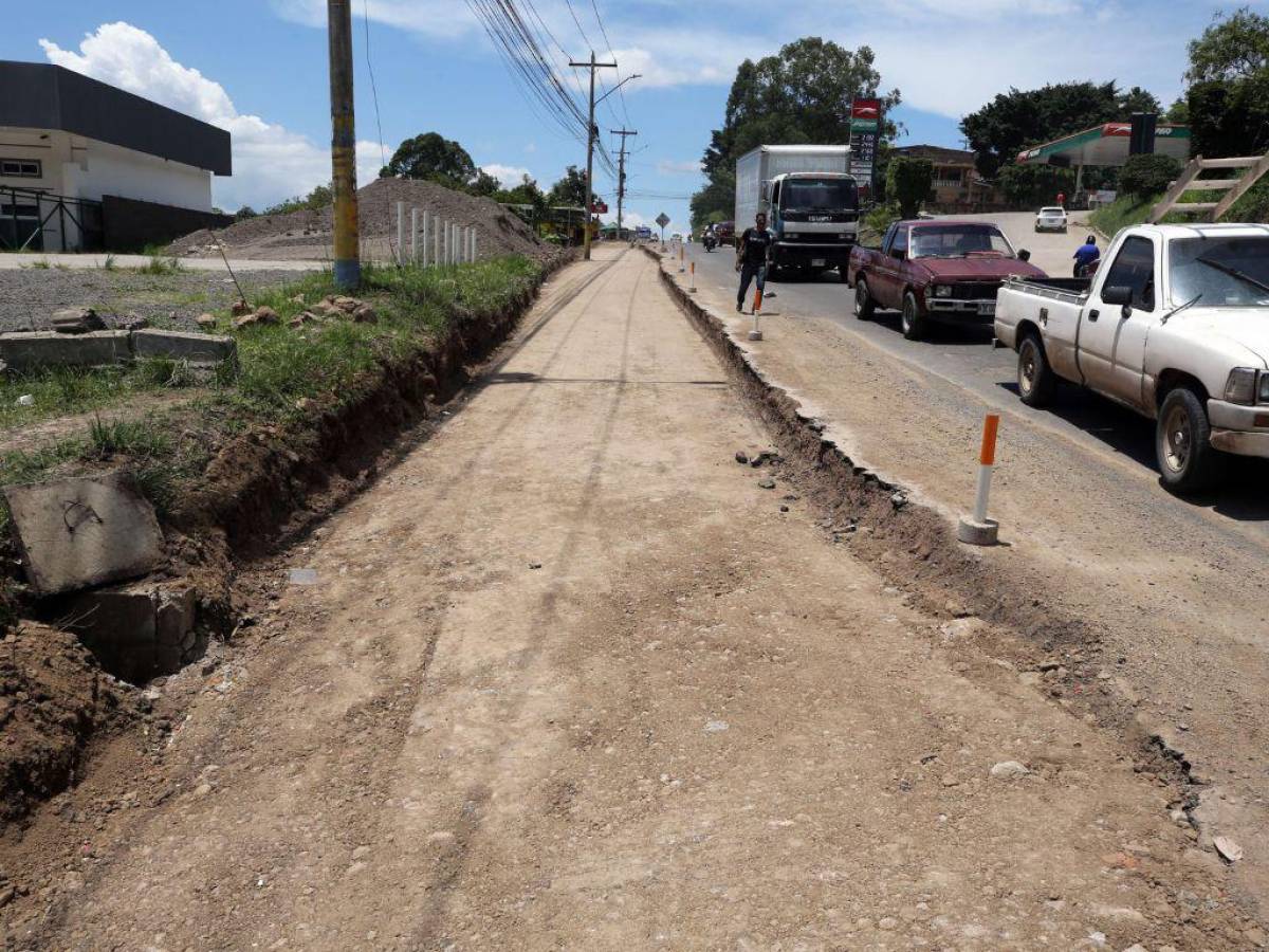 Los que transitan por la carretera a Olancho pueden ver las calles raspadas.