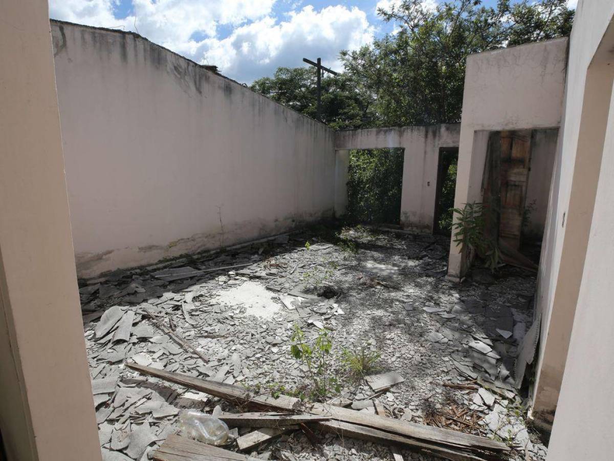 La mayoría de las casas solo tienen las paredes de concreto, fueron saqueadas.