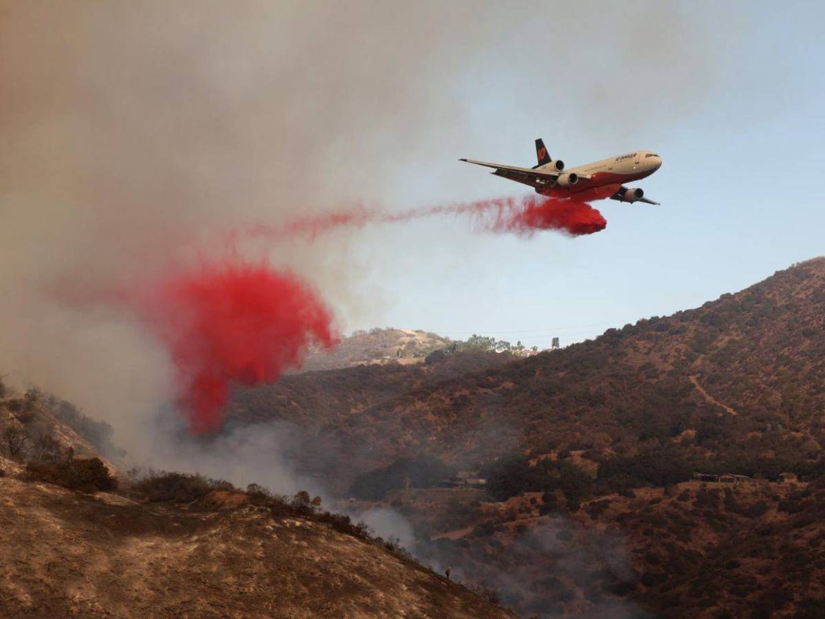 Incendios en Los Ángeles: ¿Qué es y cómo funciona el polvo rosa que usan en California?