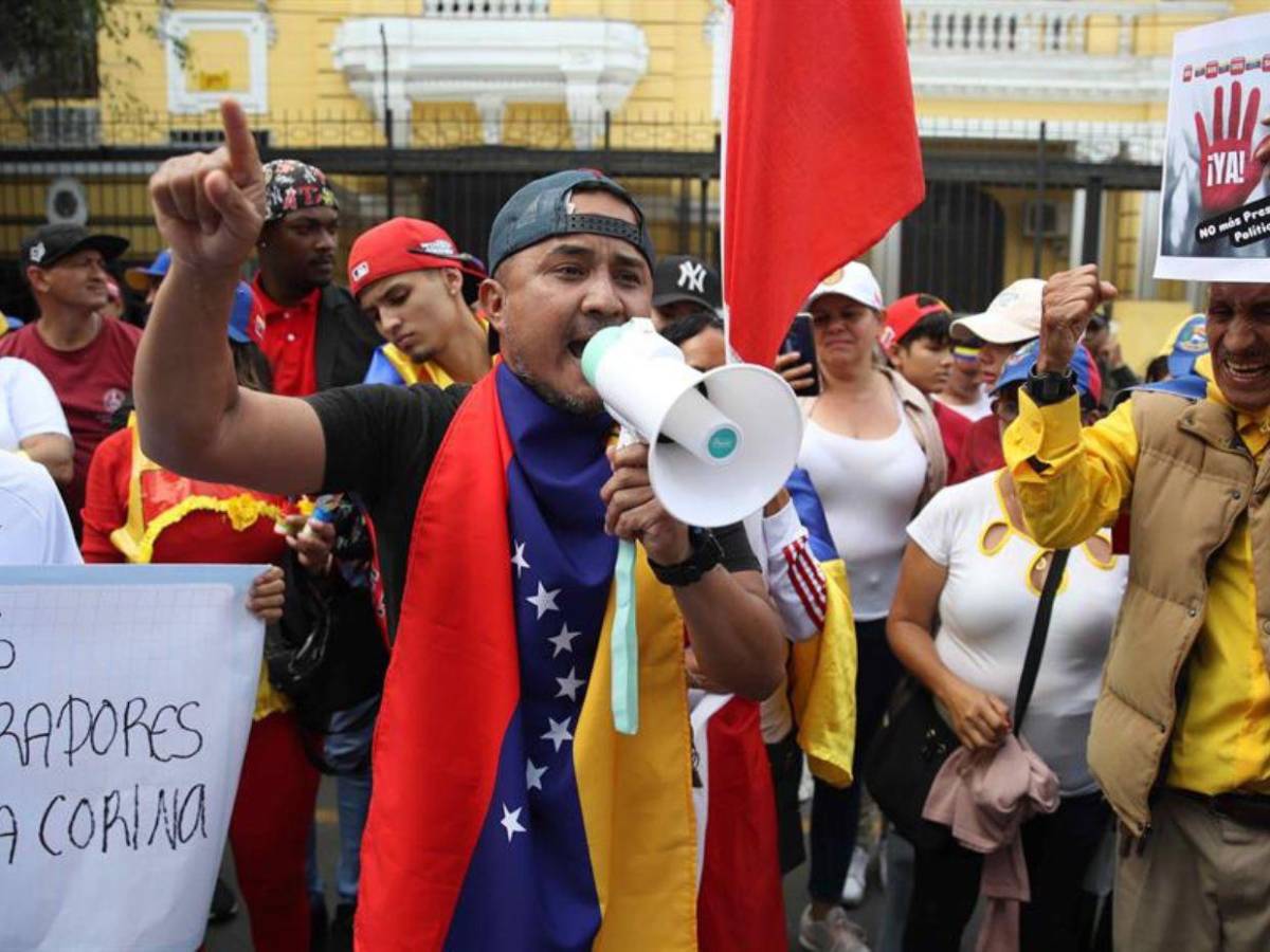 Lágrimas de impotencia y cadenas: venezolanos por el mundo protestan contra investidura de Maduro