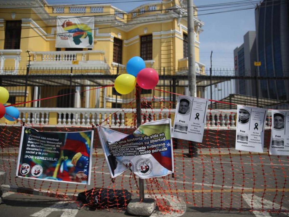 Lágrimas de impotencia y cadenas: venezolanos por el mundo protestan contra investidura de Maduro