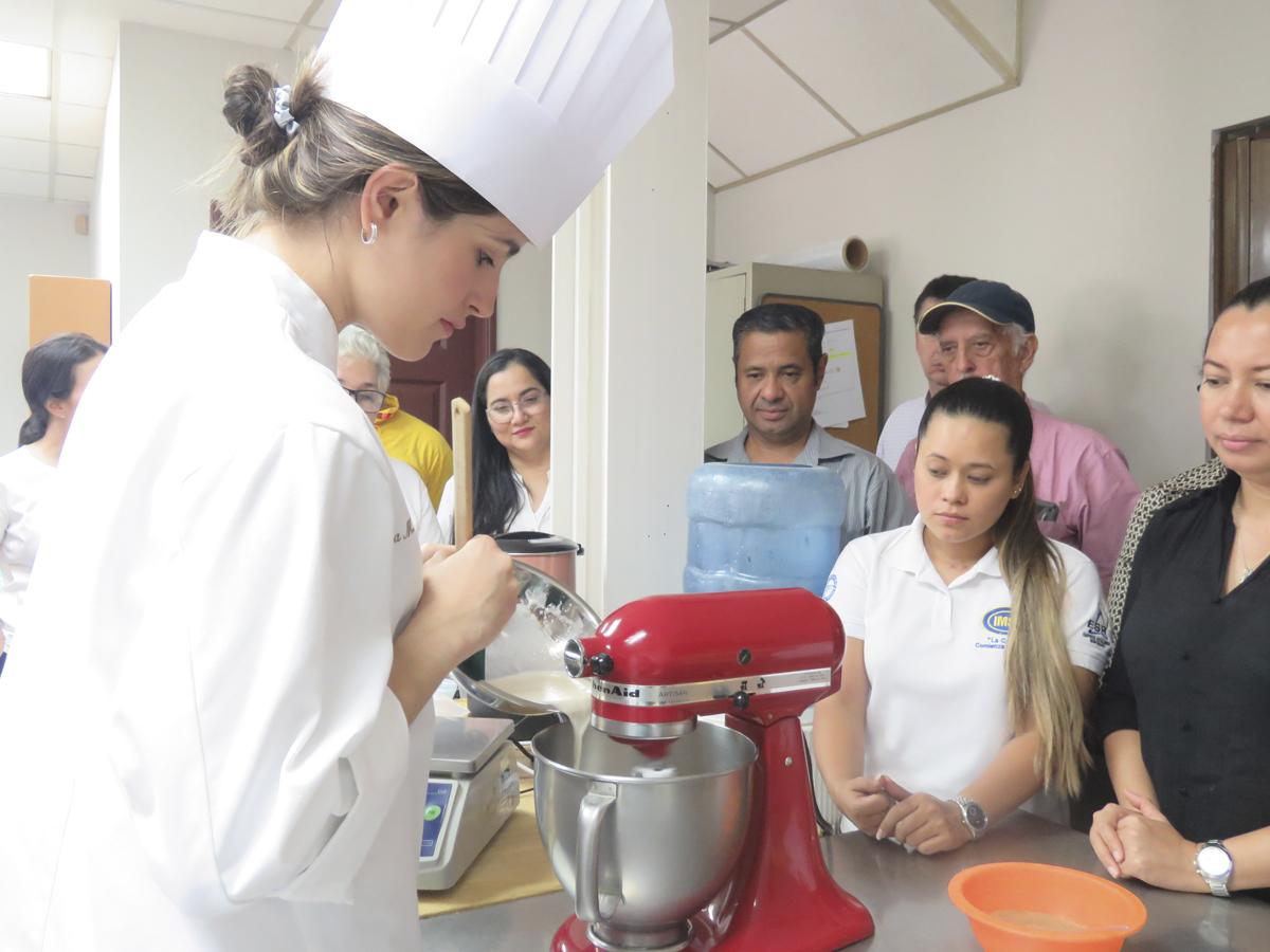 Durante la clase la chef compartió sus conocimientos y brindó sus trucos para lograr los mejores postres.