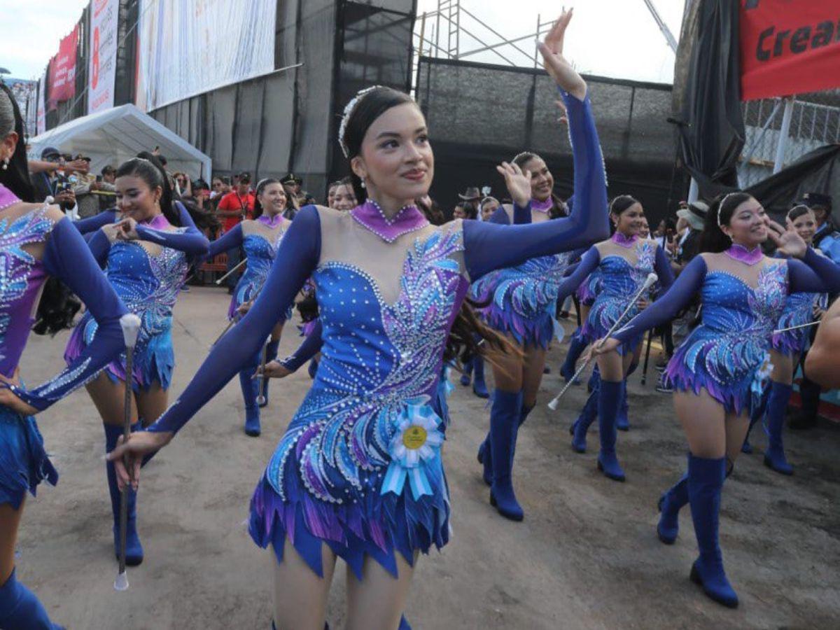 Bellas y radiantes: palillonas del Instituto Central se lucen en los desfiles patrios 2024