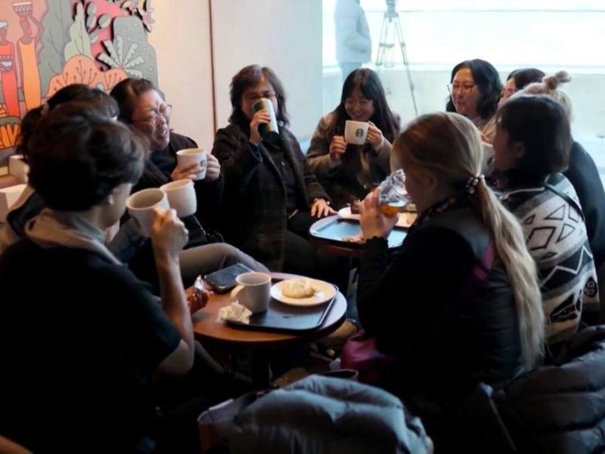 Starbucks desde su nueva cafetería en Corea del Sur ofrece un vistazo a la vida norcoreana