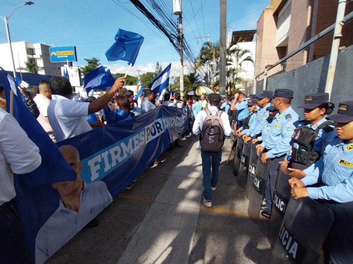 Sonriendo y saludando desde la ventana, ‘Tito’ Asfura ingresa a los tribunales en la capital