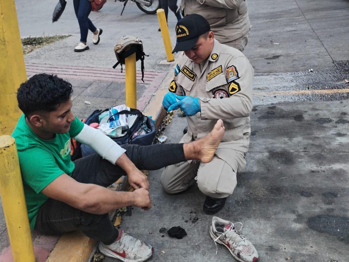 Momento en que el Cuerpo de Bomberos atendía al joven lesionado.