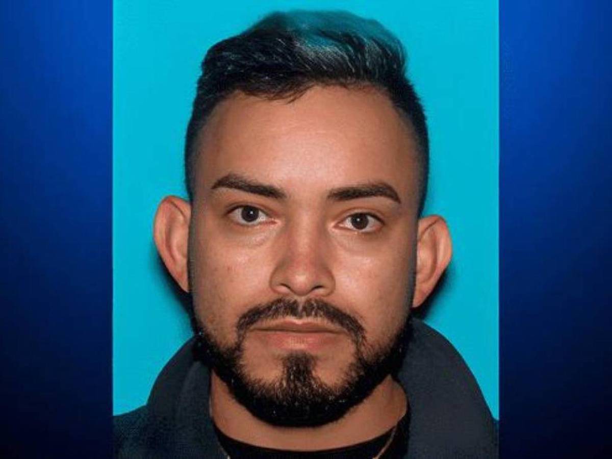 Barbero acusado de abusar de 20 hombres en California está prófugo